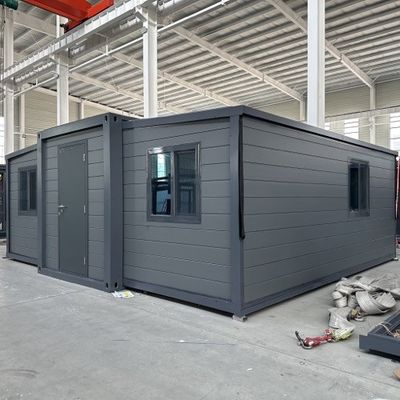 Casa in container pieghevole con tetto in materiali verdi e sistemi di ventilazione naturali